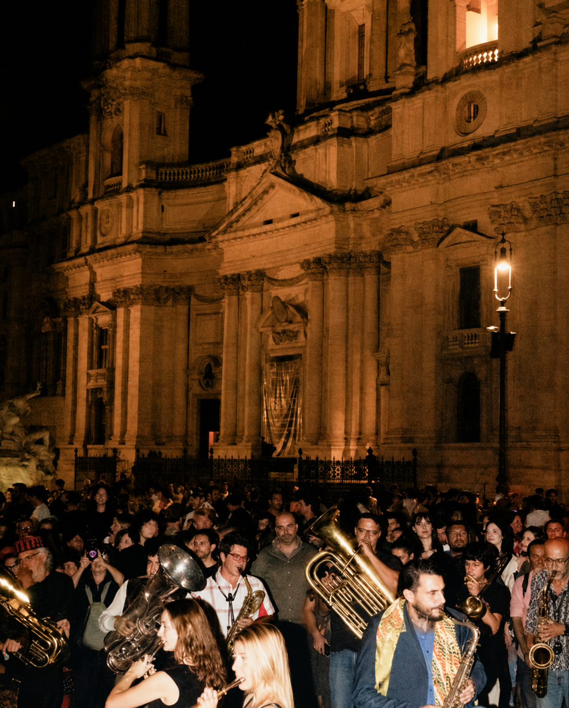 Piazza Navona di notte, banda musicale e folla davanti a Sant'Agnese in Agone